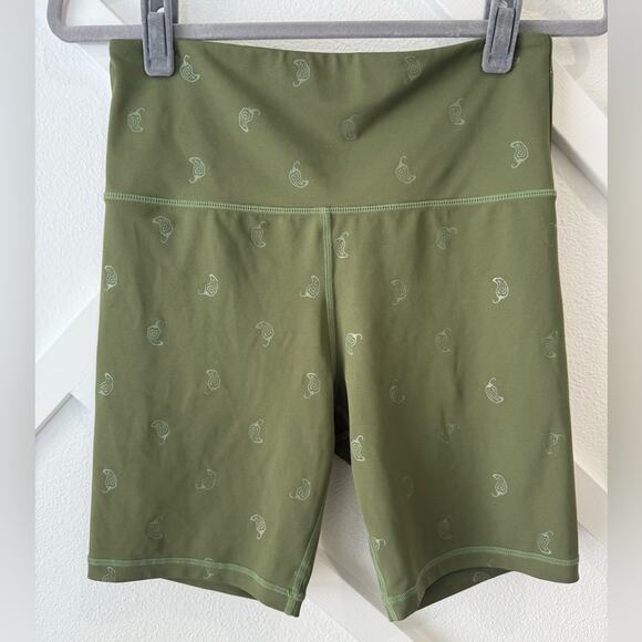Chipotle Goods Avocado Green Chili Pepper Active Bike Shorts Size Medium - Picture 1 of 5